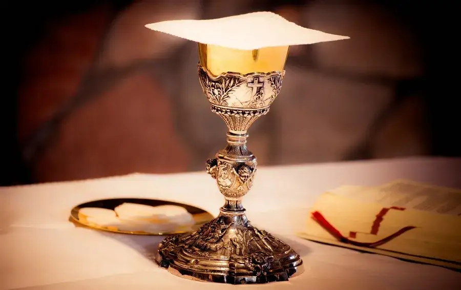 Jak rozłożyć kielich na ołtarzu - krok po kroku do perfekcji liturgicznej