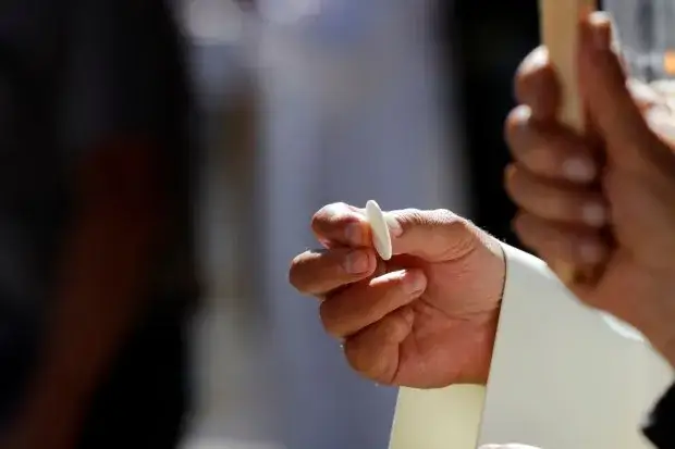 Czy przyjęcie komunii bez spowiedzi to grzech? Oto prawda, którą musisz znać