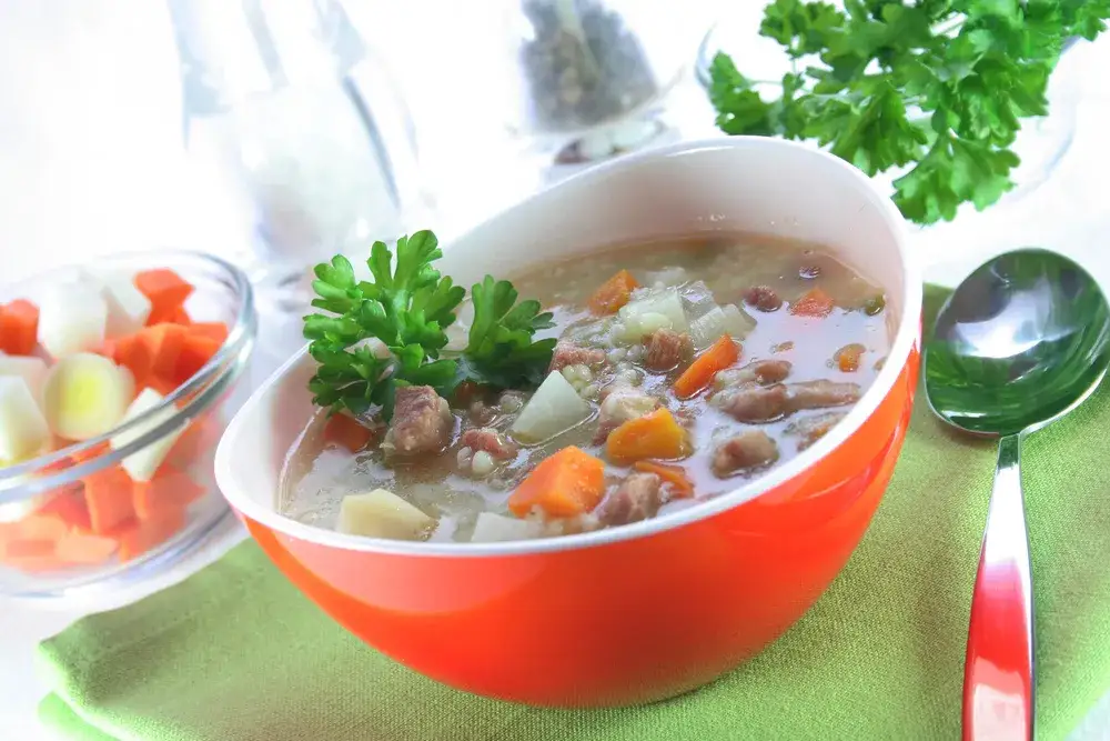 Najlepsze przepisy na zupy na wołowinie, które rozgrzeją w zimne dni