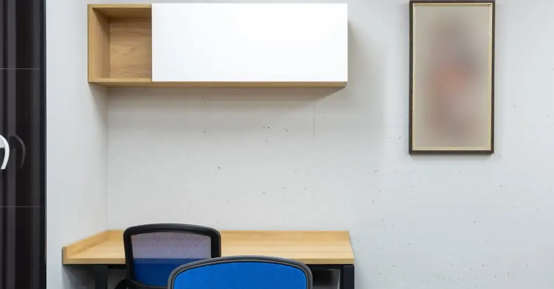 Regał biurko: Jak połączyć funkcjonalność z estetyką?