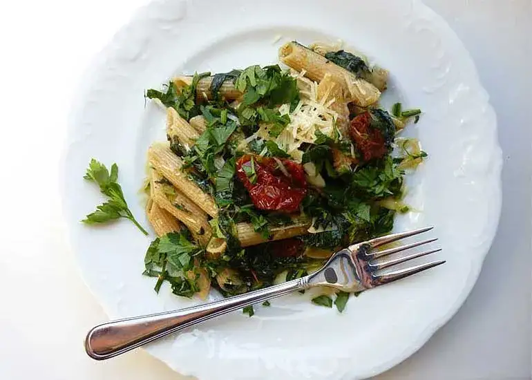 Penne ze szpinakiem i suszonymi pomidorami - łatwy przepis na obiad