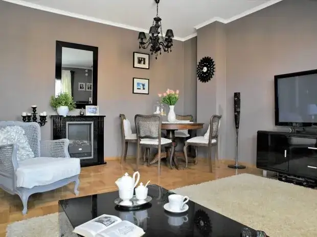 Idealne kolory do brązowych mebli w salonie. Zaskakujące zestawienia, które zachwycą