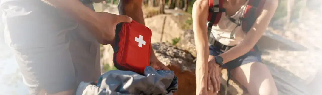 Co do apteczki na wyjazd? Niezbędne leki i akcesoria, które musisz mieć