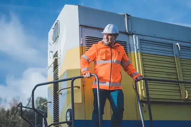 Ile zarabia konduktor PKP Intercity? Sprawdź zaskakujące wyniki!