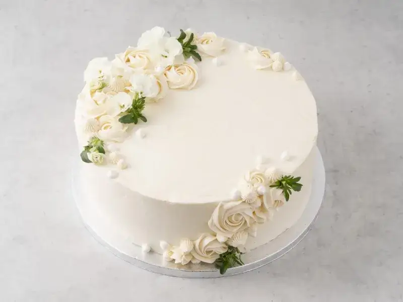 Jak udekorować biały tort z kwiatami - bezpieczne techniki dekoracji