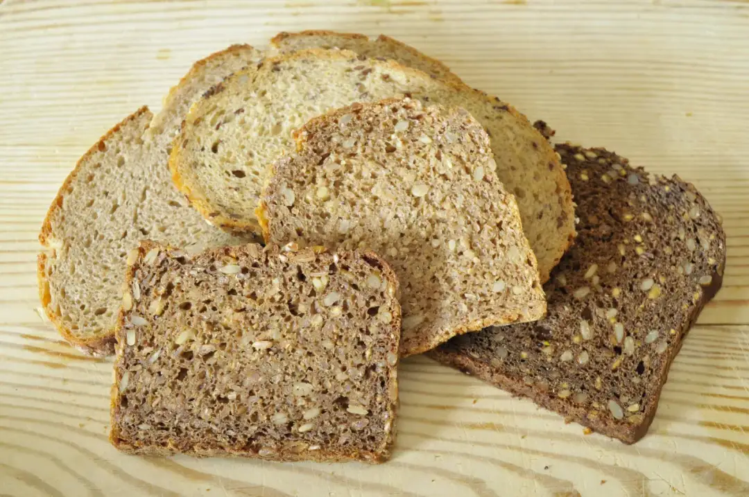 Czy chleb orkiszowy jest dietetyczny? Poznaj jego korzyści i wady