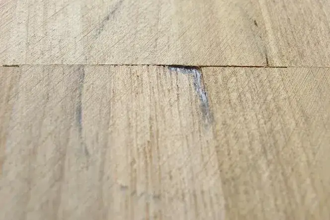 Jak naprawić uszkodzony parkiet – skuteczne metody na rysy i ubytki
