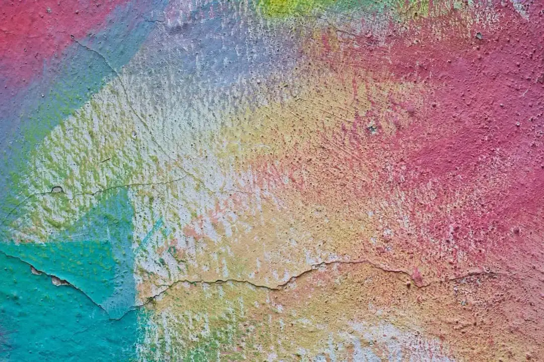 Jak usunąć beton architektoniczny ze ściany - krok po kroku i porady.