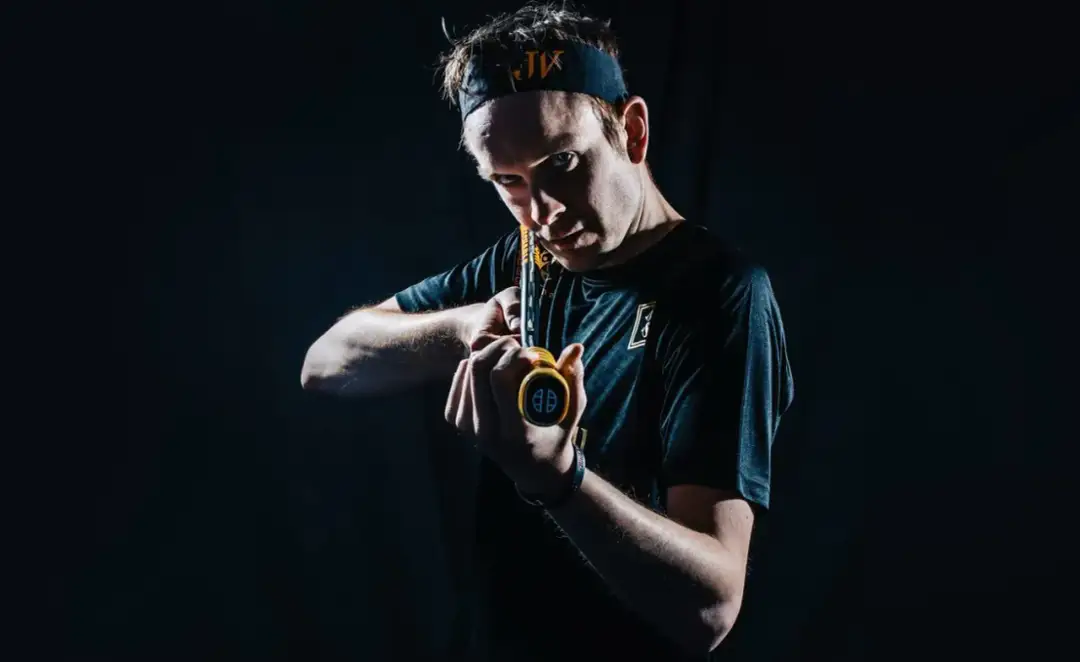 Jaką rakietę do squasha dla średniozaawansowanych wybrać, by poprawić grę?