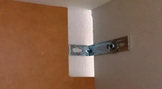 Jak przymocować szafkę do ściany, aby zapewnić jej bezpieczeństwo i stabilność