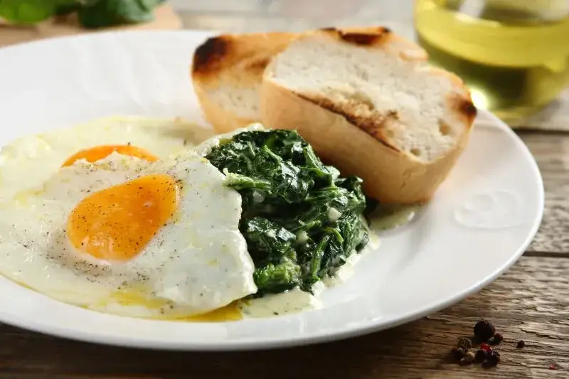 Jak przyrządzić szpinak mrożony z jajkiem - proste i smaczne danie.