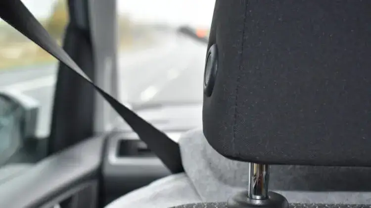 Jak prawidłowo zapiąć środkowy pas bezpieczeństwa i uniknąć błędów w aucie