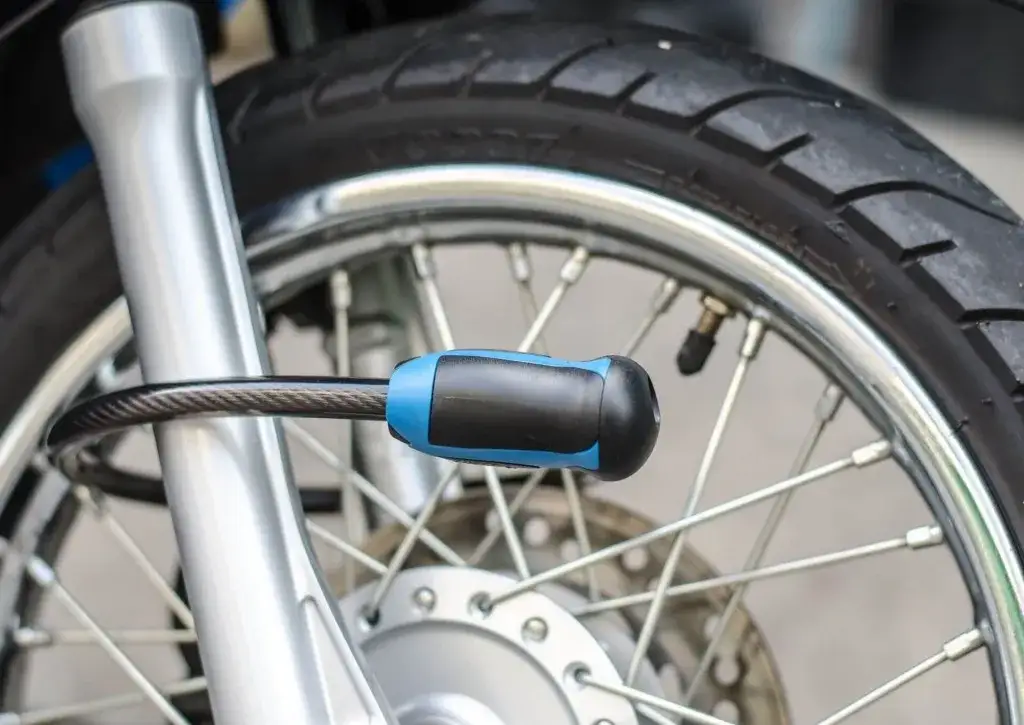 Najlepsze blokady motocyklowe z alarmem, które zwiększą bezpieczeństwo