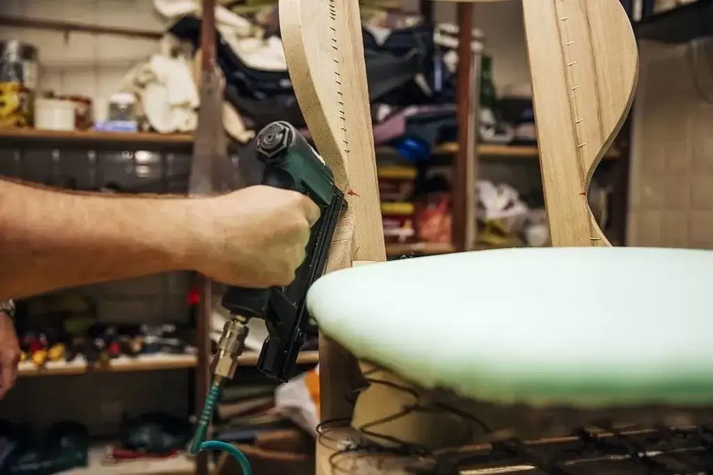 Czym obić krzesła? Odkryj najlepsze materiały i ich cechy