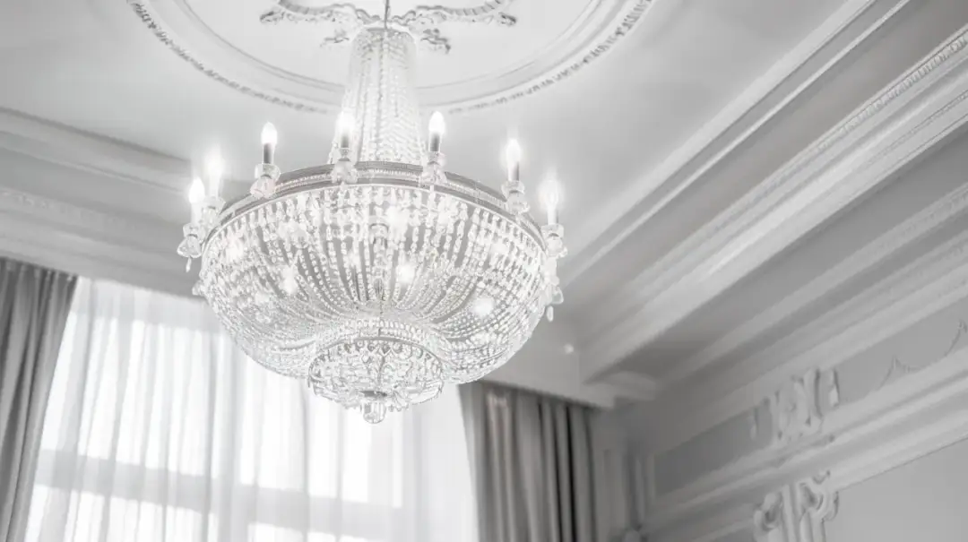 Lampy sufitowe z kryształkami: najpiękniejsze ozdoby do salonu