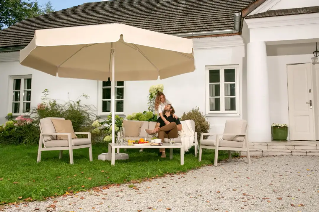 Parasol ogrodowy jasny czy ciemny – który wybór jest lepszy dla Ciebie?