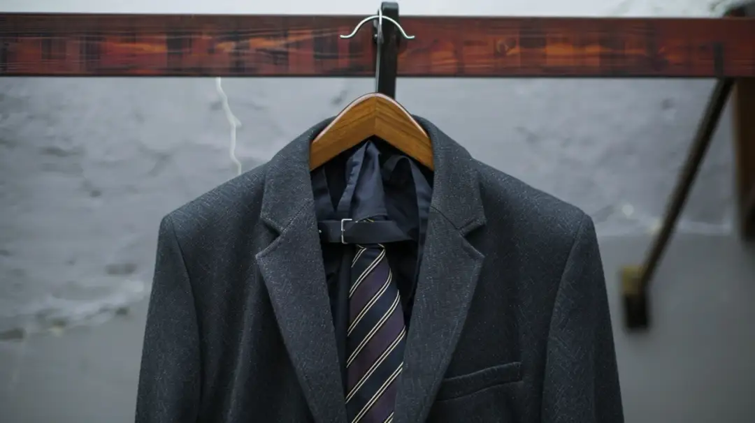 Kurtka na marynarkę – jak połączyć te elementy garderoby?