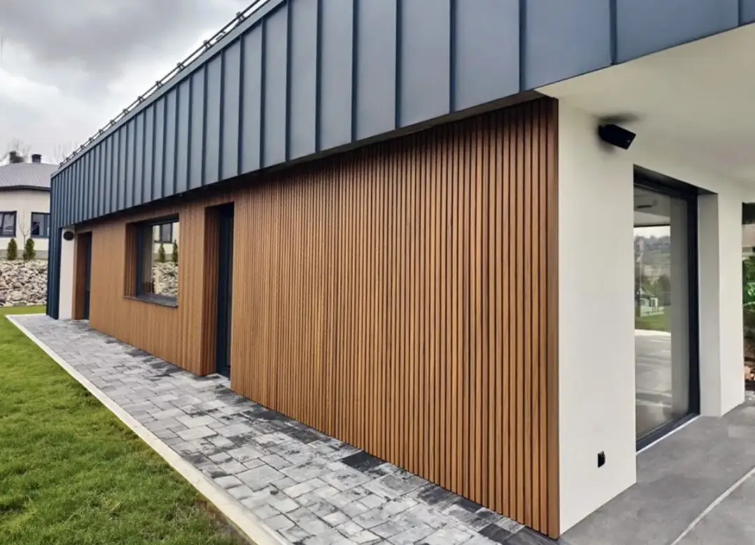 Lamele drewniane elewacja: eleganckie wykończenie Twojego domu