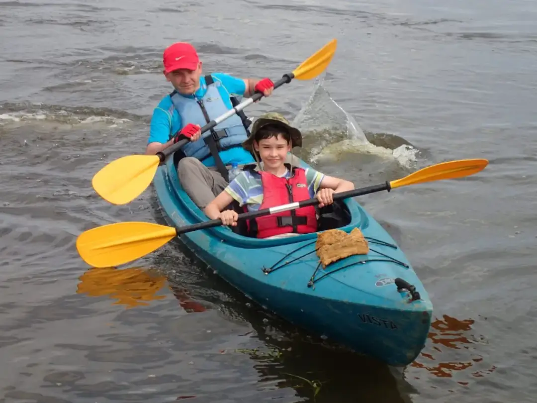 Spływ kajakowy z dziećmi - bezpieczne trasy i niezapomniane przygody