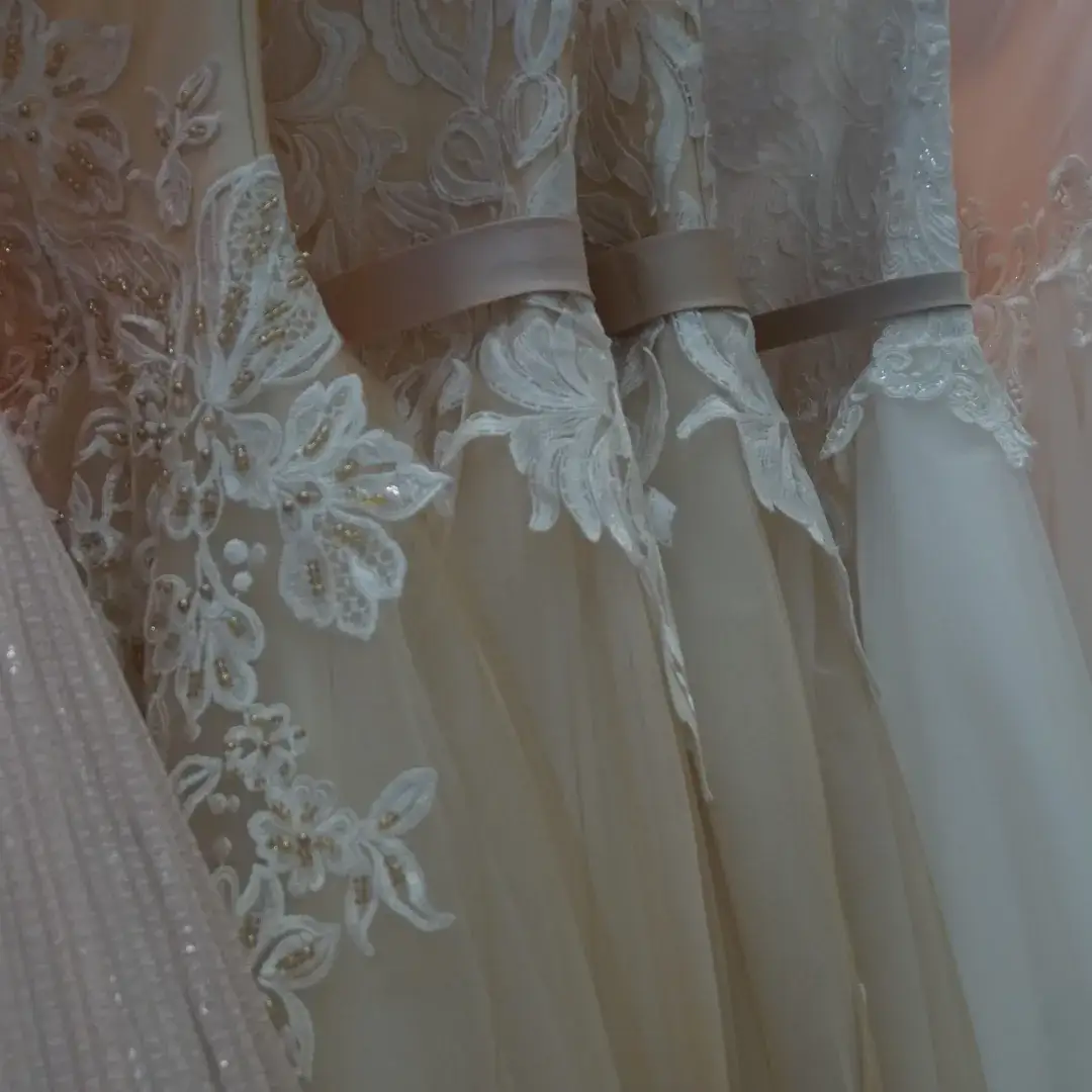 Jaki kolor sukni ślubnej wybrać? 10 porad dla każdej panny młodej