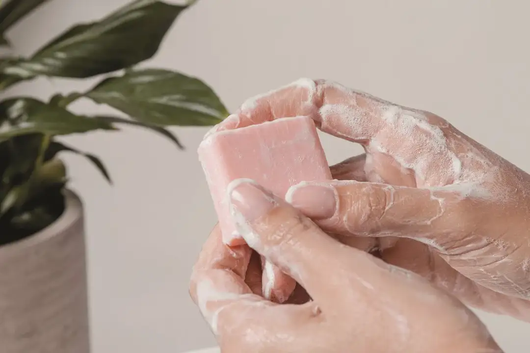 Jak powstaje mydło chemia - odkryj tajemnice saponifikacji tłuszczów