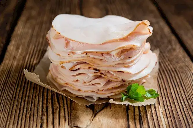 Ile kalorii ma wędlina? Zaskakujące różnice w kaloryczności!