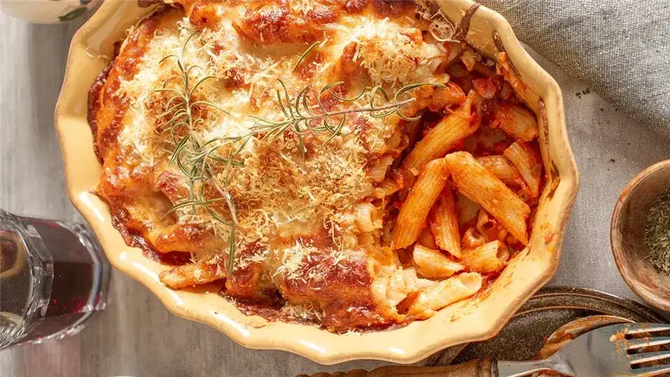 Pyszna zapiekanka makaronowa z boczkiem i serem - prosta i sycąca przepis