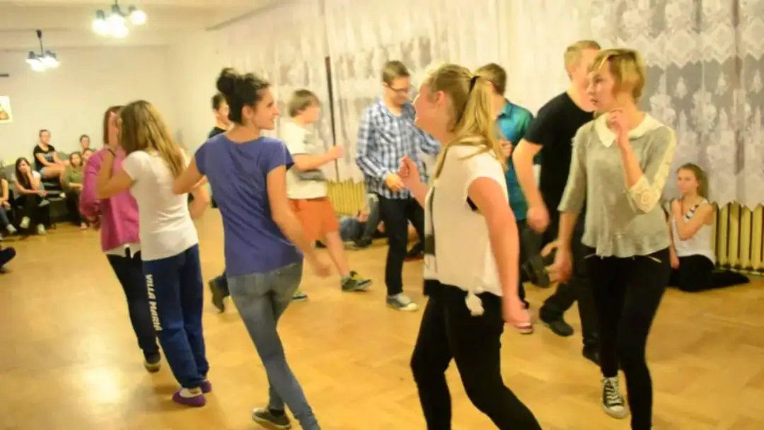Tańce integracyjne dla młodzieży: Magiczny sposób na budowanie więzi i zaufania