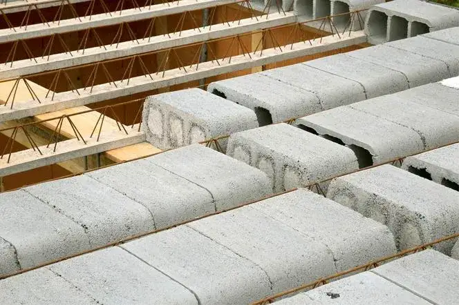 Co to jest strop gęstożebrowy? Kluczowe informacje o budowie i zaletach