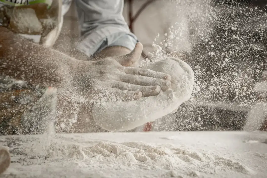 Jaka mąka na pizzę? Odkryj sekrety idealnego ciasta na pizzę