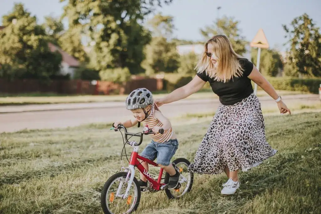 Jak nauczyć dziecko jeździć na rowerze: 5 sprawdzonych kroków dla rodzica