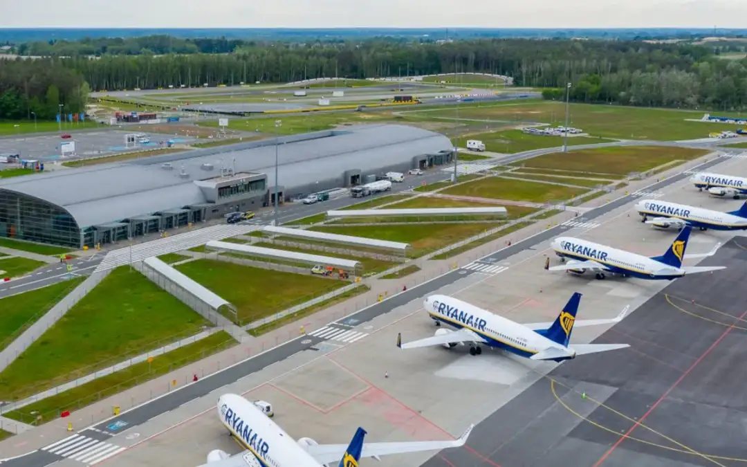 Co dalej z lotniskiem w Modlinie? Plany rozwoju i inwestycji