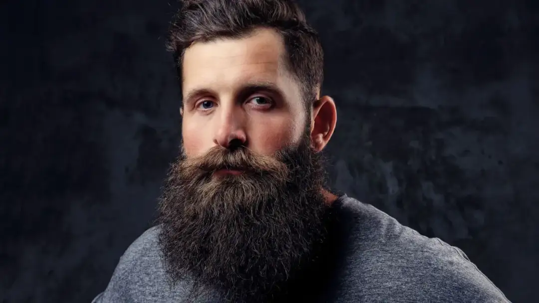 Zarost u młodych mężczyzn: Kiedy i dlaczego zaczyna rosnąć?