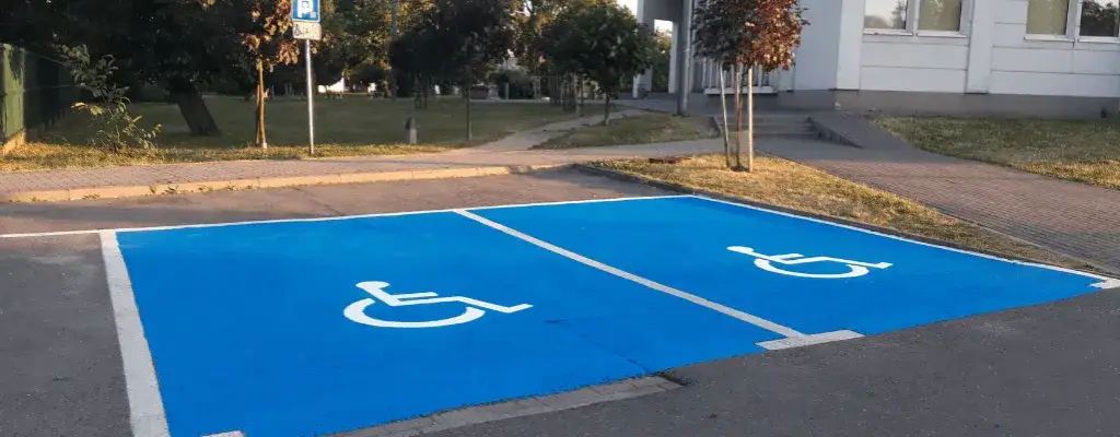 Czy miejsca parkingowe dla niepełnosprawnych są płatne? Oto prawda!