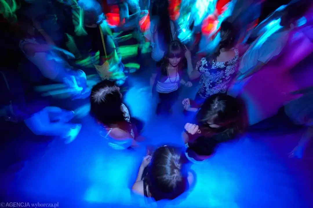 Dyskoteka w stylu lat 90 - jak stworzyć niezapomnianą atmosferę