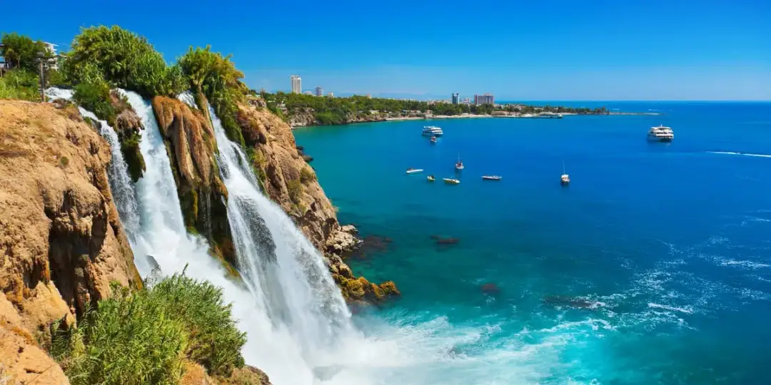 Ile trwa lot z Poznania do Antalyi? Czas przelotu, przesiadki i porady