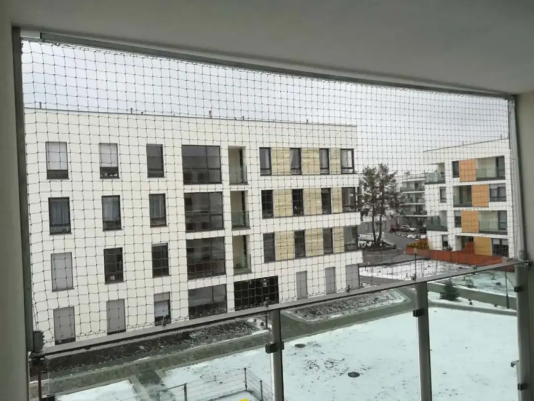 Montaż siatki na balkonie: co mówi prawo o zgodzie wspólnoty mieszkaniowej