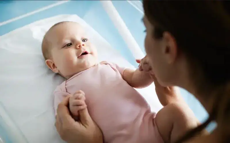 Kiedy do fizjoterapeuty z niemowlakiem? Ważne objawy, które musisz znać