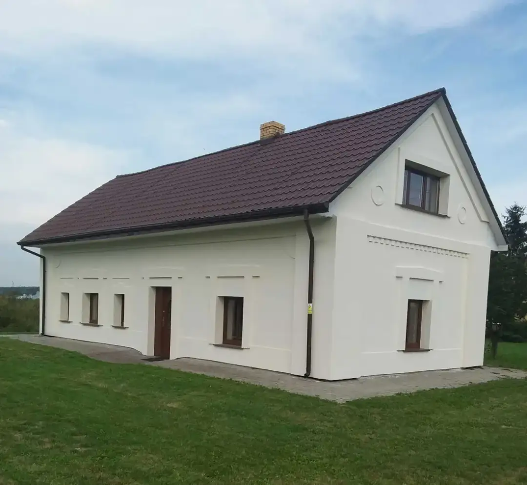 Ile kosztuje dom dla samotnej matki? Sprawdź ceny, opłaty i wsparcie finansowe