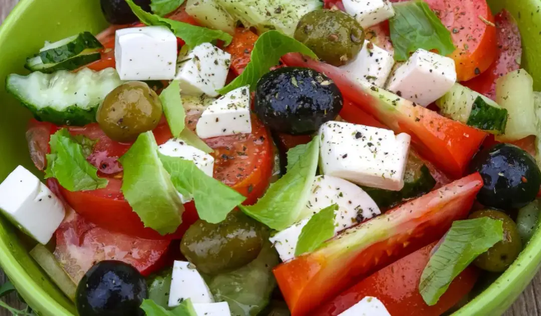 Najlepsza sałatka do grilla: Proste przepisy, które zachwyca każdego