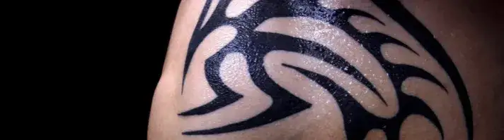 Tatuaże tribal znaczenie - odkryj ich głęboką symbolikę i historię