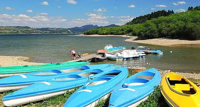 Najlepsze plaże nad jeziorem czorsztyńskim - wakacyjny relaks z widokiem na zamek