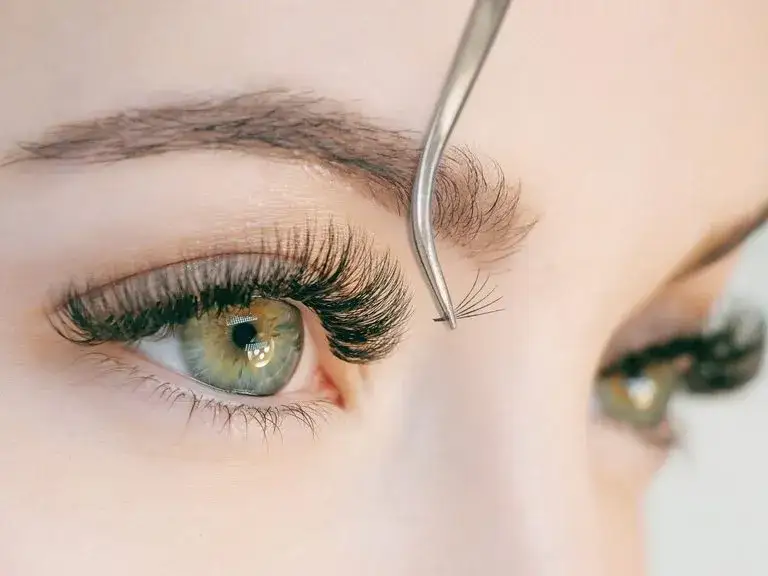 Jak długo utrzymują się rzęsy 1 1? Odkryj prawdę o ich trwałości