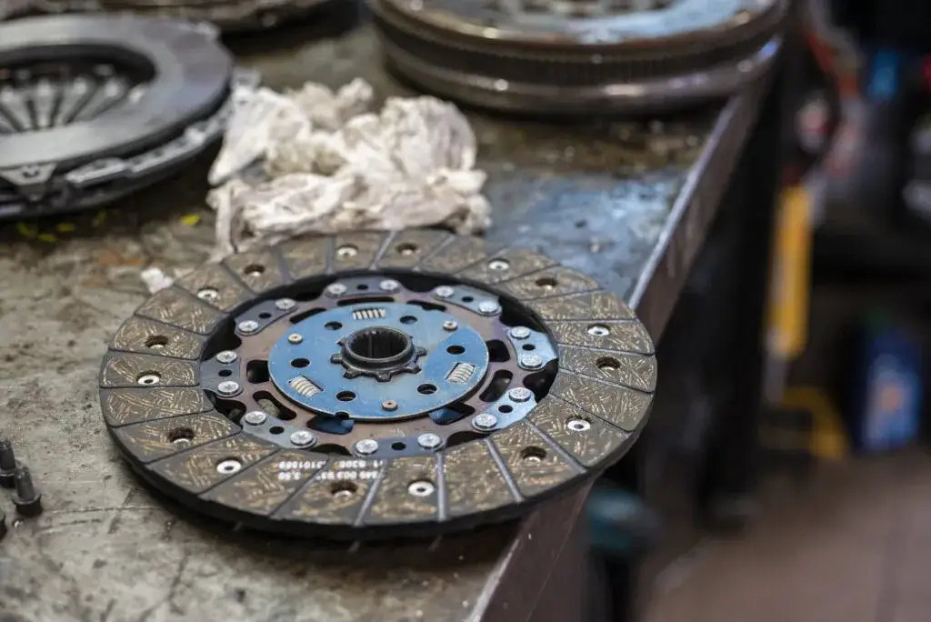Kiedy wymienić sprzęgło? Jak uniknąć kosztownych awarii i przedłużyć jego żywotność