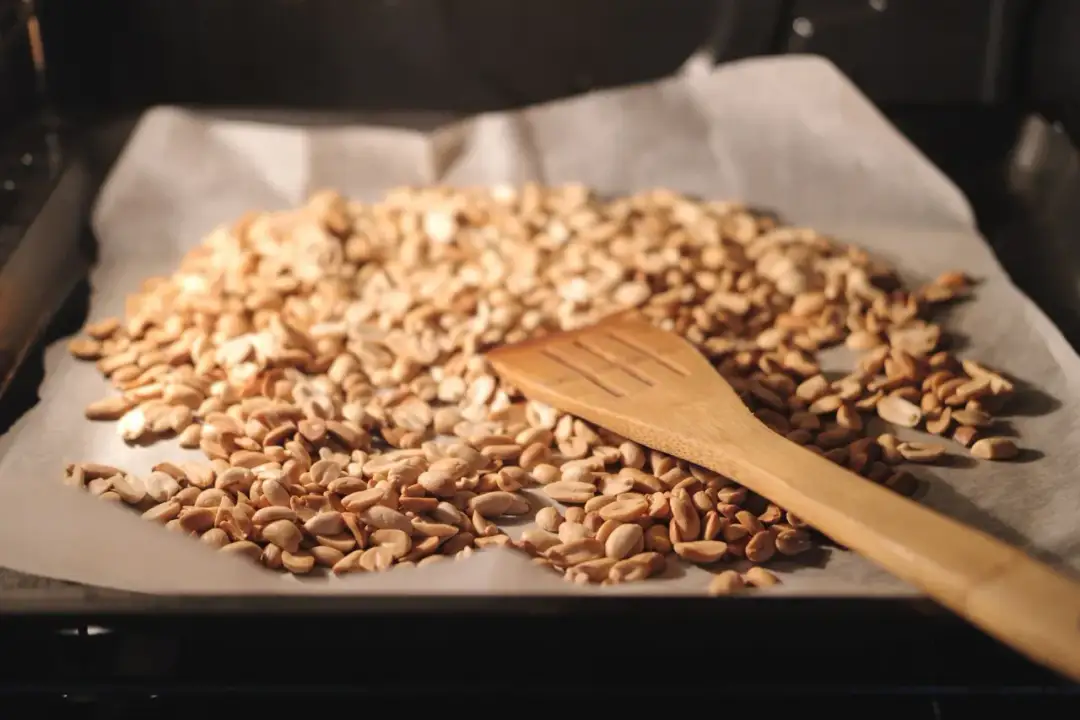 Jak uprażyć orzechy na patelni i cieszyć się ich pełnym smakiem