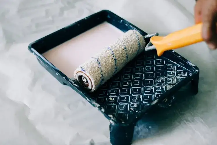 Jak skutecznie czyścić wałek po malowaniu i unikać częstych błędów