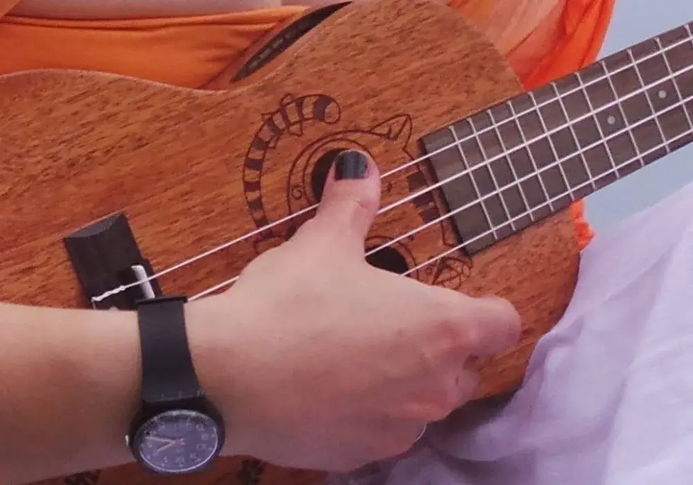 Naucz się jak uderzać w struny ukulele - 5 prostych technik dla początkujących