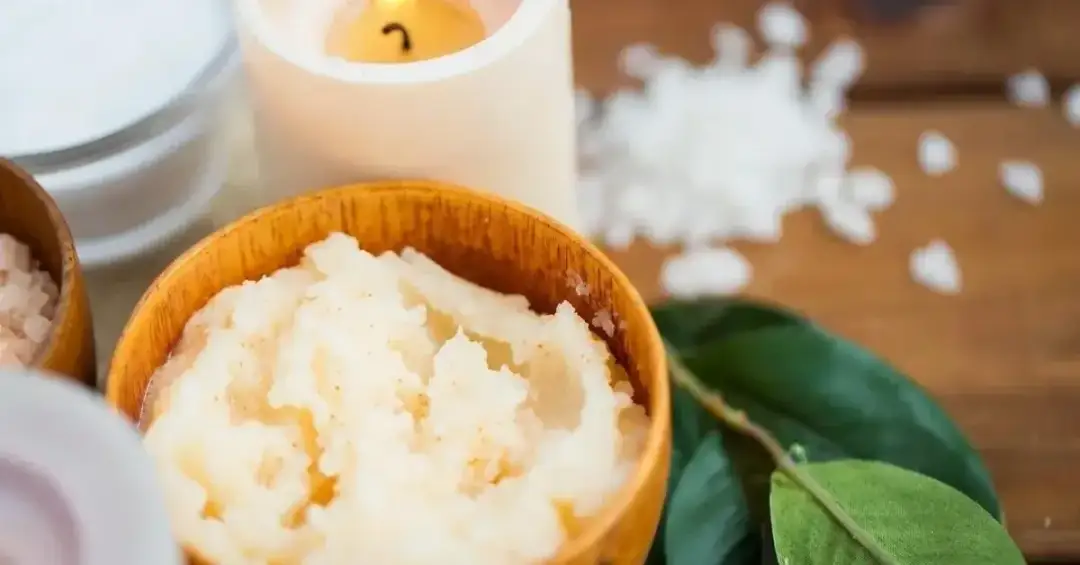 Jak wybrać najlepszy peeling do cery dojrzałej? Porady i polecane składniki