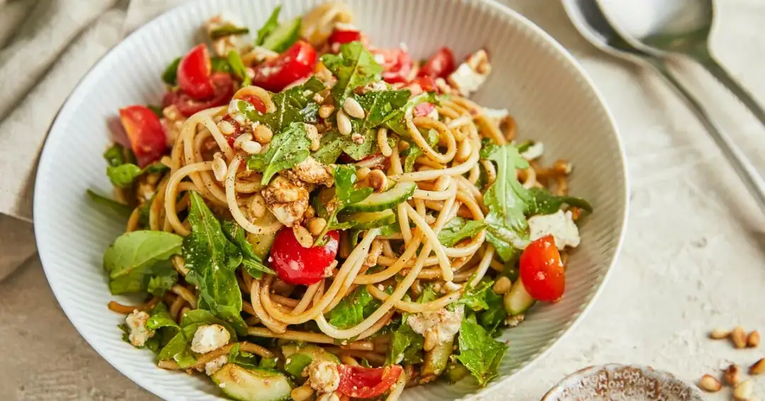 Ein einfaches Rezept für Spaghettisalat, das jeder lieben wird