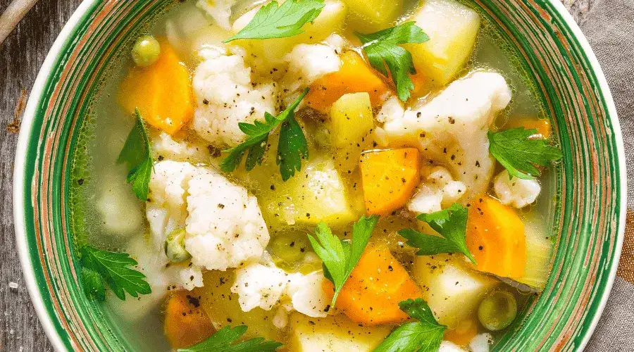 Jakie przyprawy do zupy jarzynowej, aby wzbogacić smak i aromat?